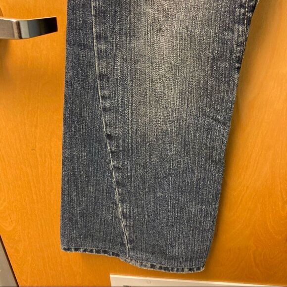 TRUE RELIGION Joey Distressed Wiskering Jeans w/ Embroidered Back Pocket Sz 32 - Picture 4 of 16